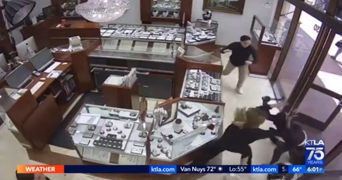 SoCal Jewelry Store Employees Fight Off Hammer-Wielding Smash-and-Grab Thieves with Their Own Fists! (VIDEO)