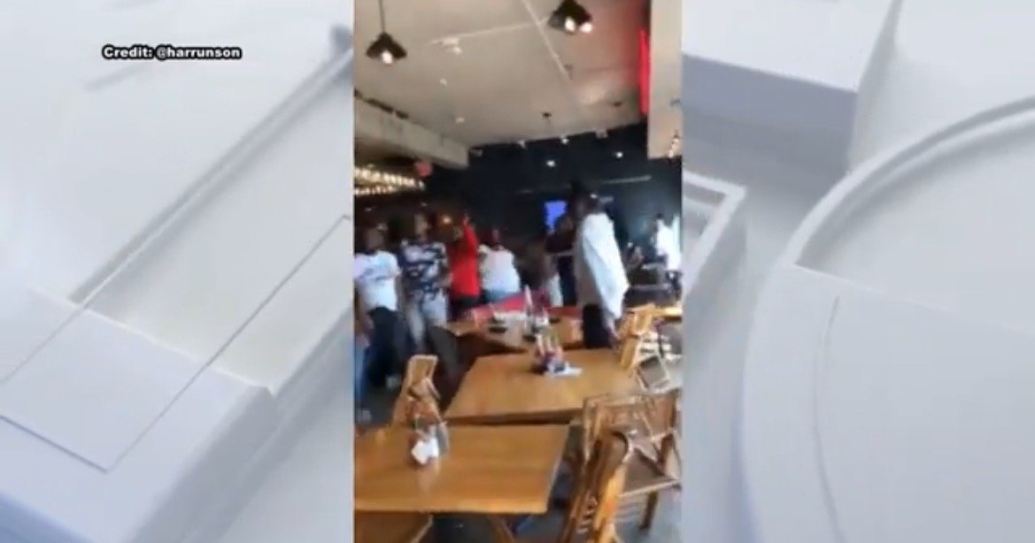 Wild Brawl Breaks Out at DC HalfSmoke Restaurant – Chairs Fly, Half-Naked Woman Stomps on Person’s Head – No Arrests Were Made (VIDEO)