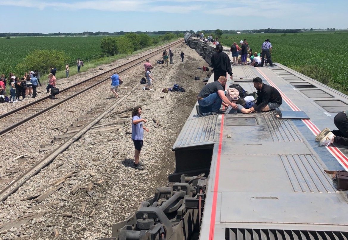 UPDATE: *MULTIPLE FATALITIES* – Amtrak Train Derails in Missouri After Hitting Dump Truck – Passengers Climb Out Windows (VIDEO)