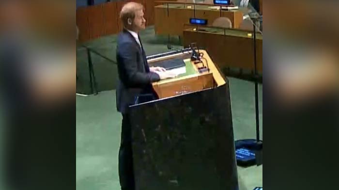 New Photos Emerge Showing a Very “Humiliating Look” At Prince Harry’s UN Speech LOL