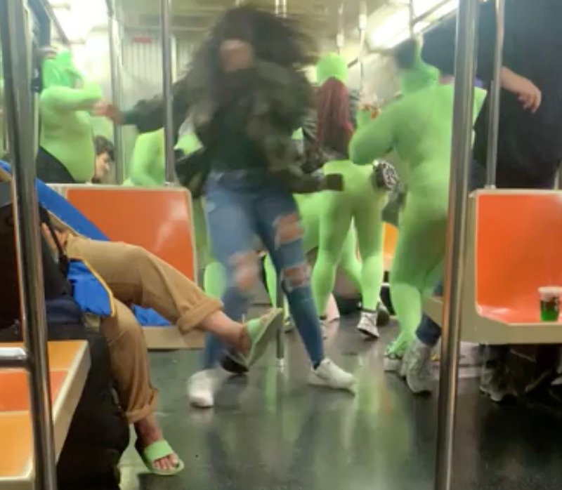 Bizarre: Thieves Clad in Neon-Green Leotards Attack Teens On NYC Subway (VIDEO)