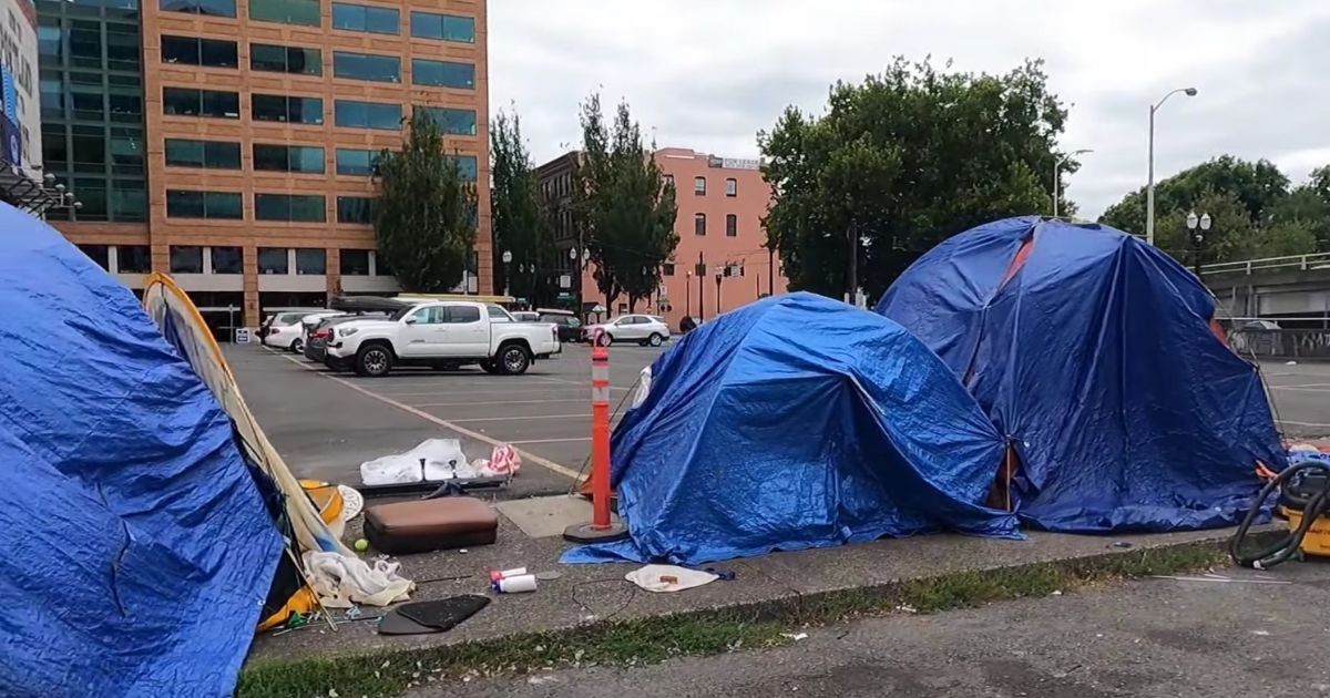 Oregon Considers Bill That Would Give Homeless People $1,000 a Month – No Strings Attached